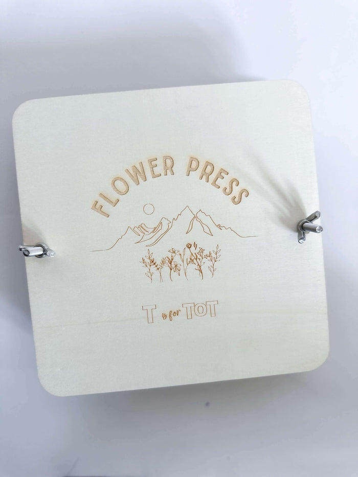 Custom-made flower press kit for kids to create unique flower crafts. Ideal for young nature lovers, this kit offers play-based fun and hands-on learning with flowers and leaves. Perfect for creative activities and exploring the outdoors.