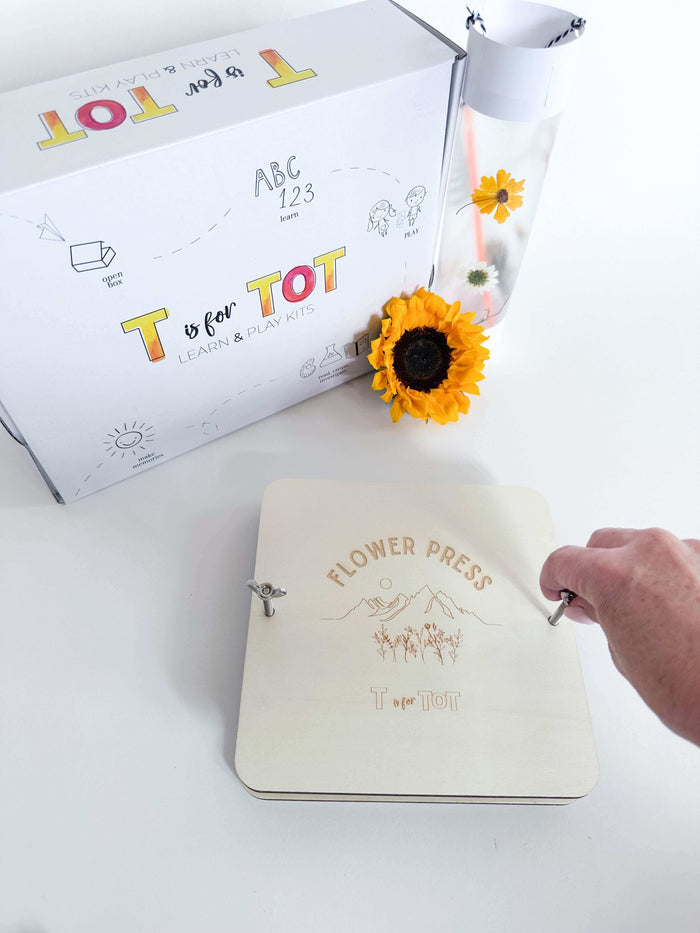 Children's flower press kit for crafting with flowers and leaves. The custom-made press is ideal for little ones to make their own unique creations. Great for hands-on activities and outdoor exploration.
