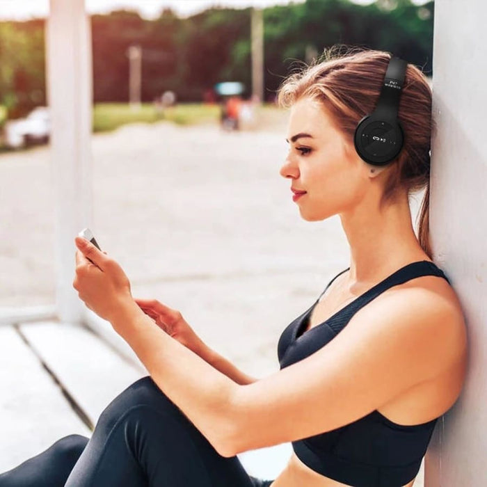 9eight5 P47 wireless headphones with built-in mic for phones and tablets, featuring sleek design and comfortable ear cushions.