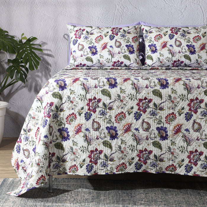 Reversible lavender fields Percale quilt set by Whites of London NZ, showing soft lavender-colored bedding with floral patterns.
